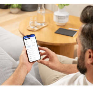 Hombre usando Nijango para gestionar su terapia online